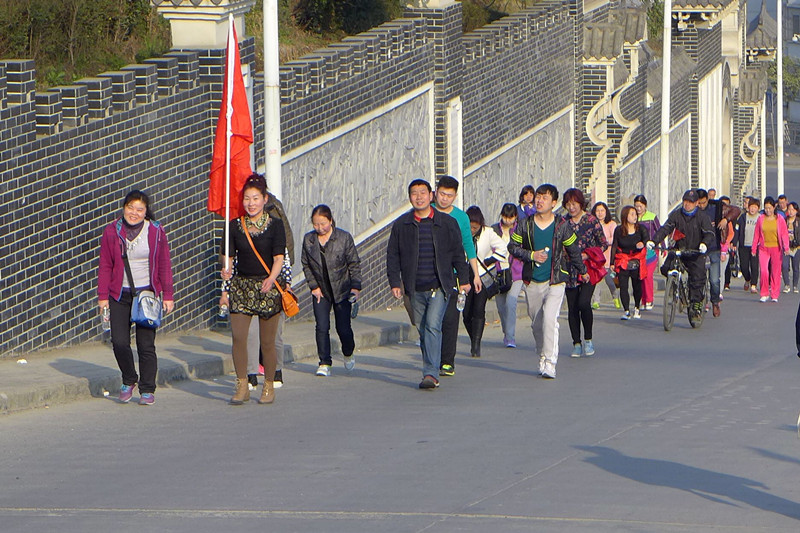 2015年3月8日寶業(yè)集團開展“香溪洞-吉河徒步踏青活動”慶祝三八節(jié)！
